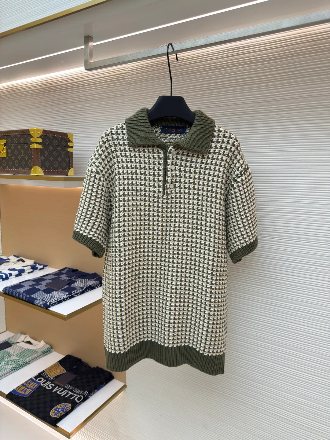 LOUIS VUITTON colorblock jacquard knitted short-sleeved polo shirt ●Item number: 1680285-B20 ●Fabric: woven fabric ●Technology: jacquard knitting ●Version: fitted version ●Weight: about 1000 grams ●Size: S-M-L-XL ●Description: It is made of YB custom-woven cotton fabric, which is naturally soft and comfortable for the upper body. It has first-class breathability, allowing the skin to breathe freely and is not prone to sweating due to hot weather; the grid lines are straight without any distortion and deformation, and YB is disassembled for accurate positioning during the weaving process; the neckline is knitted finely, stiffly and stylishly, which can be used very easily It maintains its shape well and is not easy to loosen after multiple wears; the edges of the folds are flat and naturally connected with the main body; the buttons are of high quality, warm in color, firmly embedded in the clothes, and open and close smoothly; the ribbed cuffs and hem have just the right amount of elasticity to be comfortable to wear, and the overall design and practicality are both there. The overall wiring is straight and delicate, the fabric is comfortable and soft, and the color is consistent without color difference. It can be matched with the same style to create a fashionable look and control various occasions. Customized accessories, complete with three standards, same style for men and women!